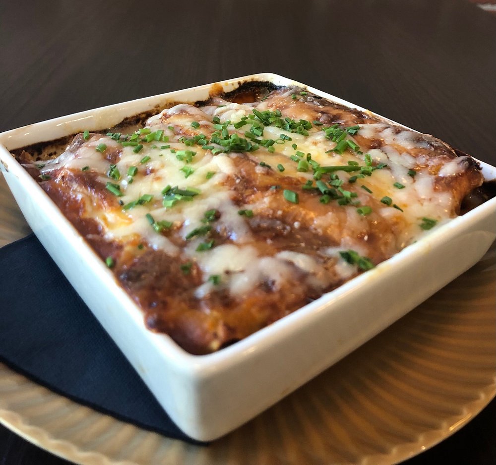 Gratin de pâtes au four, gratiné au fromage fondu et ciboulette.