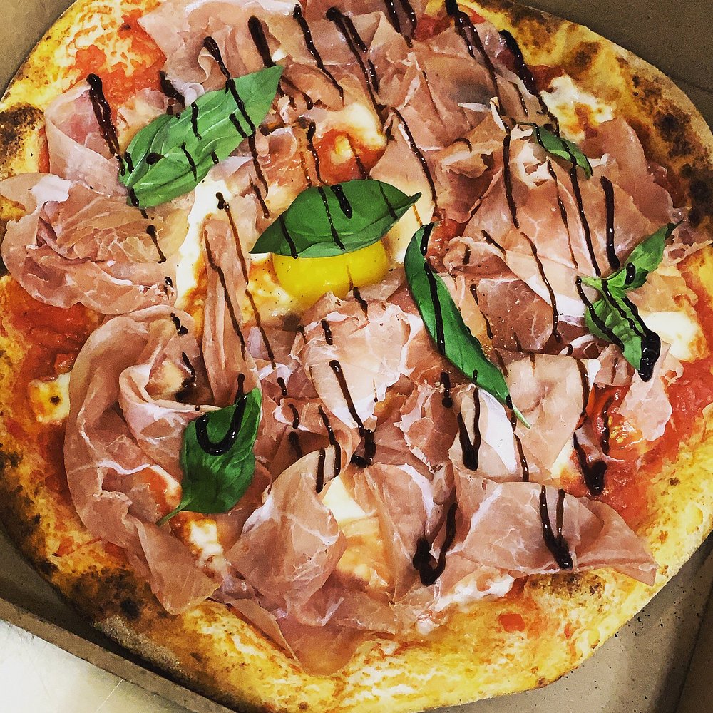 Pizza Gondi : jambon de Parme, mozzarella, tomates cerises et crème de balsamique.